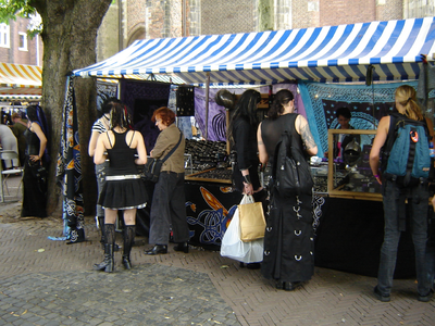 807004 Afbeelding van een kraam met sieraden op het Domplein te Utrecht, tijdens het Summer Darkness-festival.